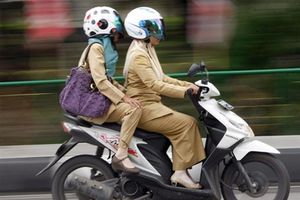 women-on-motorcycle